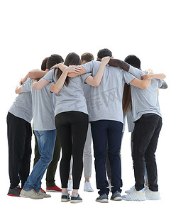 诚信建设摄影照片_一群年轻人站成一圈，互相拥抱。