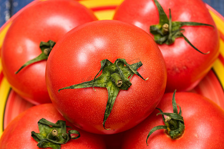 吐鲁番西红柿摄影照片_关闭成熟的红番茄，西红柿背景。
