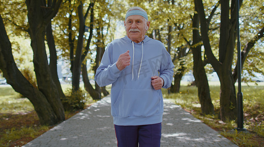运动健身高级运动跑步者男子祖父早上在城市公园训练有氧运动