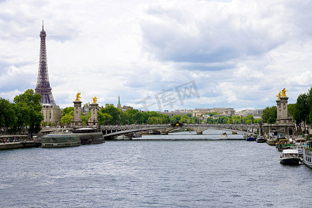 塞纳河与亚历山大三世桥和埃菲尔铁塔在巴黎，法国