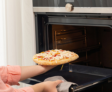 用传统方式在家里的烤箱里烤披萨