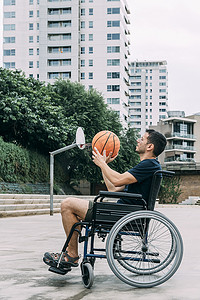 轮椅上打篮球的残疾人