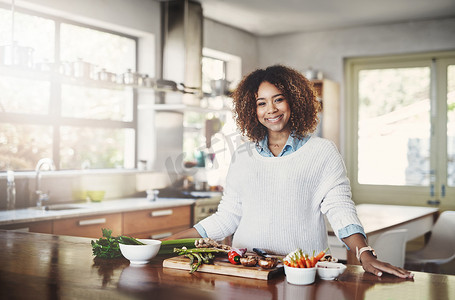 在家享受健康、烹饪和健康的生活方式，与一个快乐的女人一起开始减肥之旅。