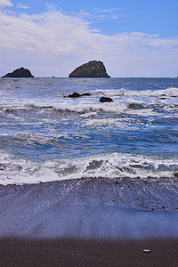 海浪冲击着西海岸的黑沙滩