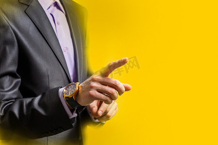 人、商业和手势概念 — 人用手指指着黄色背景的特写