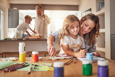 在家进行创意、艺术和家庭绘画和学习，以进行教育、设计和放松，促进儿童发展。