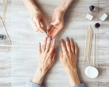 母亲和女儿做指甲，用清漆涂指甲。