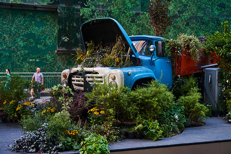 俄罗斯莫斯科 — 2022年7月30日：一辆旧蓝色卡车装满了各种植物和花朵。