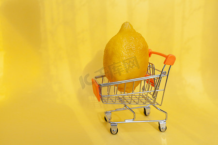 c超市摄影照片_带水果的购物车。
