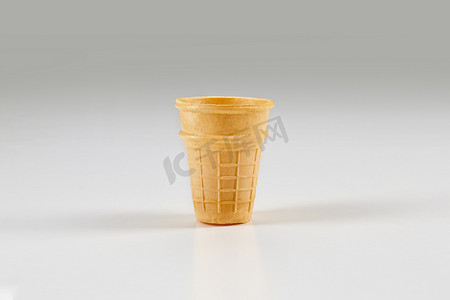 空的，烤面包杯，用于在白色隔离的冰淇淋。