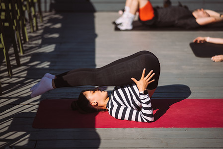 瑜伽女性和不同群体的运动人士练习瑜伽