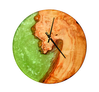 环氧树脂摄影照片_美丽的圆形挂钟，由树根和环氧树脂的切口制成，隔离在白色背景上。