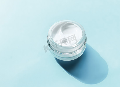 面霜保湿罐作为薄荷背景、美容护肤、化妆品科学的产品样本