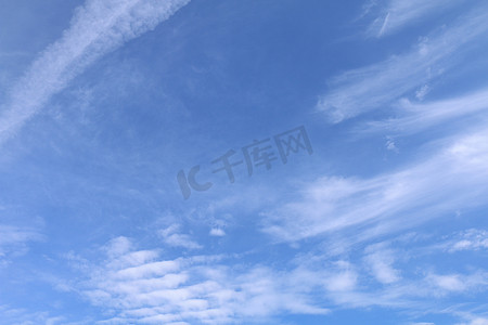 天空，晴天软云，天蓝色背景，天空视图