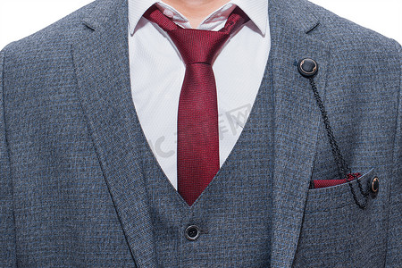 红色领带摄影照片_男士深灰色西装搭配白衬衫和红色领带