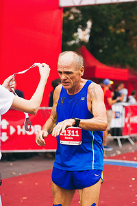 乌克兰波尔塔瓦 — 2019年9月1日：一位成熟的老人在Nova Poshta波尔塔瓦半程马拉松比赛中到达终点线
