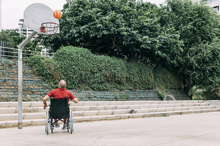 残疾人运动摄影照片_残疾人在篮球场上做运动