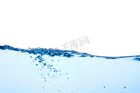 水波点点摄影照片_淡蓝色的水波带气泡，水下溅起一点点