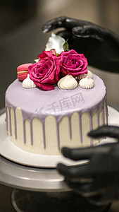 龙书法摄影照片_设计师用标志装饰磨砂丁香浪漫生日快乐蛋糕顶部