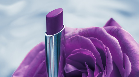 液体背景上的紫色唇膏和玫瑰花、防水魅力化妆品和唇彩化妆品产品，用于豪华美容品牌假日设计