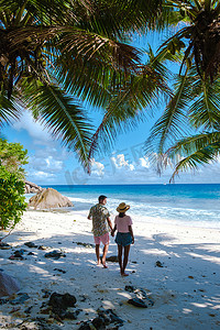 digue摄影照片_Anse Patates, La Digue Island, Seyshelles, Drone airview of La Digue Seychelles bird view, 成熟的情侣男女度假塞舌尔
