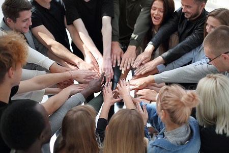一群形形色色的人手牵着手围成一圈。