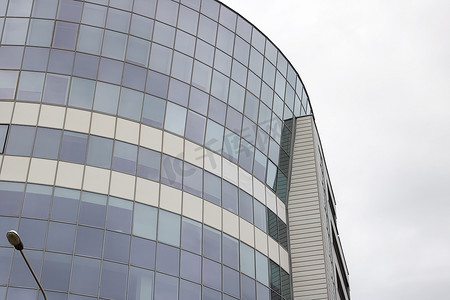 一栋高大的现代建筑上的镜面窗户