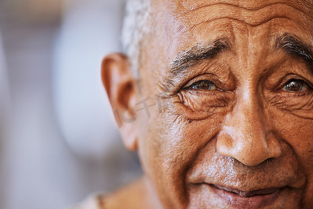 在养老院里，一位快乐、善良的黑人老人脸上满是皱纹、微笑和友善。