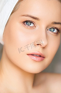 皮肤护理和美容常规、头裹白毛巾的美女、护肤化妆品和面部美容