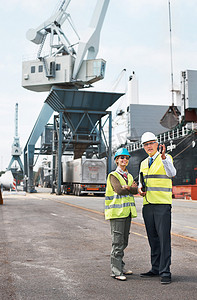 工厂、仓库或工厂外港口的经理和员工之间的物流、供应链和运输。
