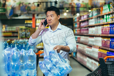 超市里受惊的亚洲买家购买缺水、经济和粮食危机的商品
