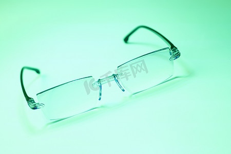 改善绿色翡翠背景下视力的眼镜