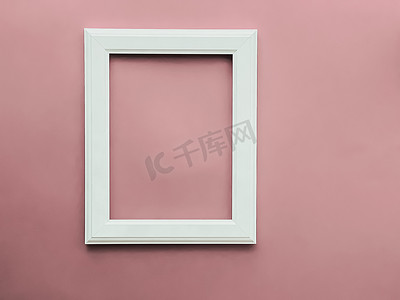 腮红粉红色背景上的垂直艺术框架作为平面设计、艺术品印刷或相册