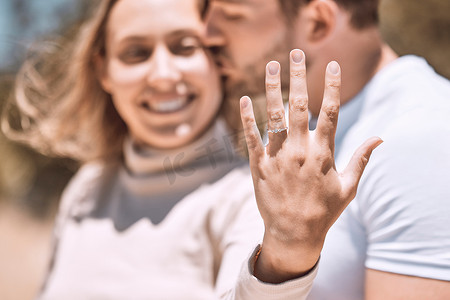 浪漫、关怀和爱心的男人向女人求婚后，求婚订婚戒指的特写手。