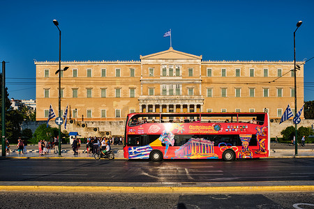旅游巴士摄影照片_希腊议会前路上的旅游巴士