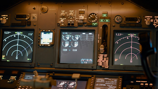 飞机驾驶舱与控制面板上的飞行命令