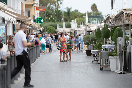 2022 年夏天，加泰罗尼亚旅游城市坎布里尔斯夏末的全景。