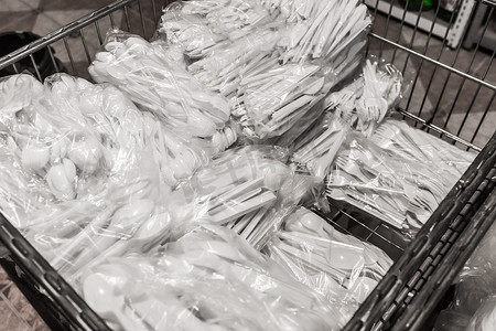 商店里一套玻璃纸包装的白色一次性塑料餐具