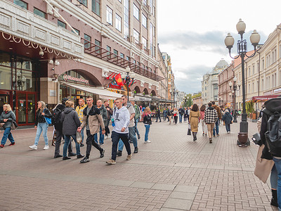 阿尔巴特摄影照片_俄罗斯莫斯科- 2022年9月17日。当地人和游客走在著名的阿尔巴特街上。
