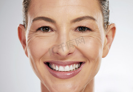 老人化妆摄影照片_面部化妆、美容和成熟女性在灰色样机工作室背景下微笑着使用护肤化妆品。