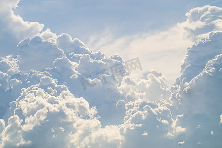 巨大的白色蓬松云反对蓝天夏季抽象天气背景。