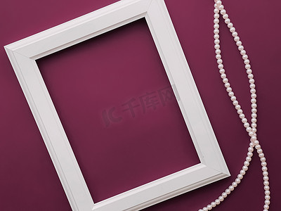 白色垂直艺术框架和紫色背景珍珠首饰，作为平面设计、艺术品印刷品或相册