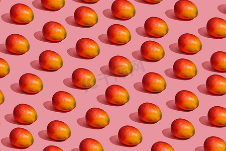 粉红色背景旁边的甜甜芒果的图案组成，顶视图