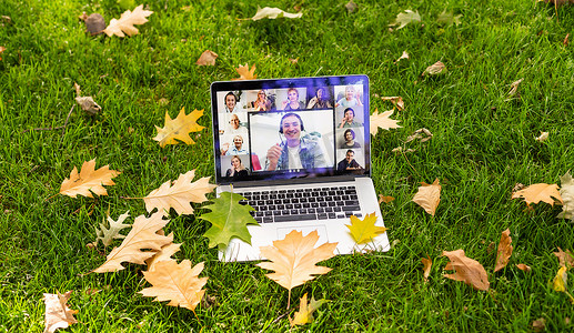 秋季树叶中带有视频的笔记本电脑