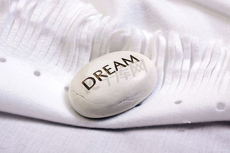 白色毯子上的白色梦想石