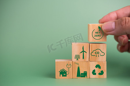 绿色背景下的木立方块图标净零碳信用和生态能源绿色技术。