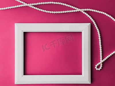 白色水平艺术框架和粉红色背景珍珠首饰，作为平面设计、艺术品印刷或相册