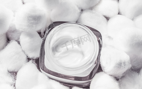 用于敏感皮肤的豪华面霜和背景上的白色棉球、spa 化妆品和天然护肤美容品牌产品