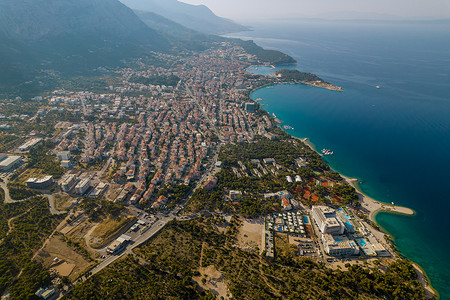 酒店图摄影照片_从亚得里亚海附近的度假旅游小镇的高度查看。