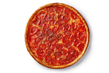 白色背景下美味辣香肠披萨的顶部视图